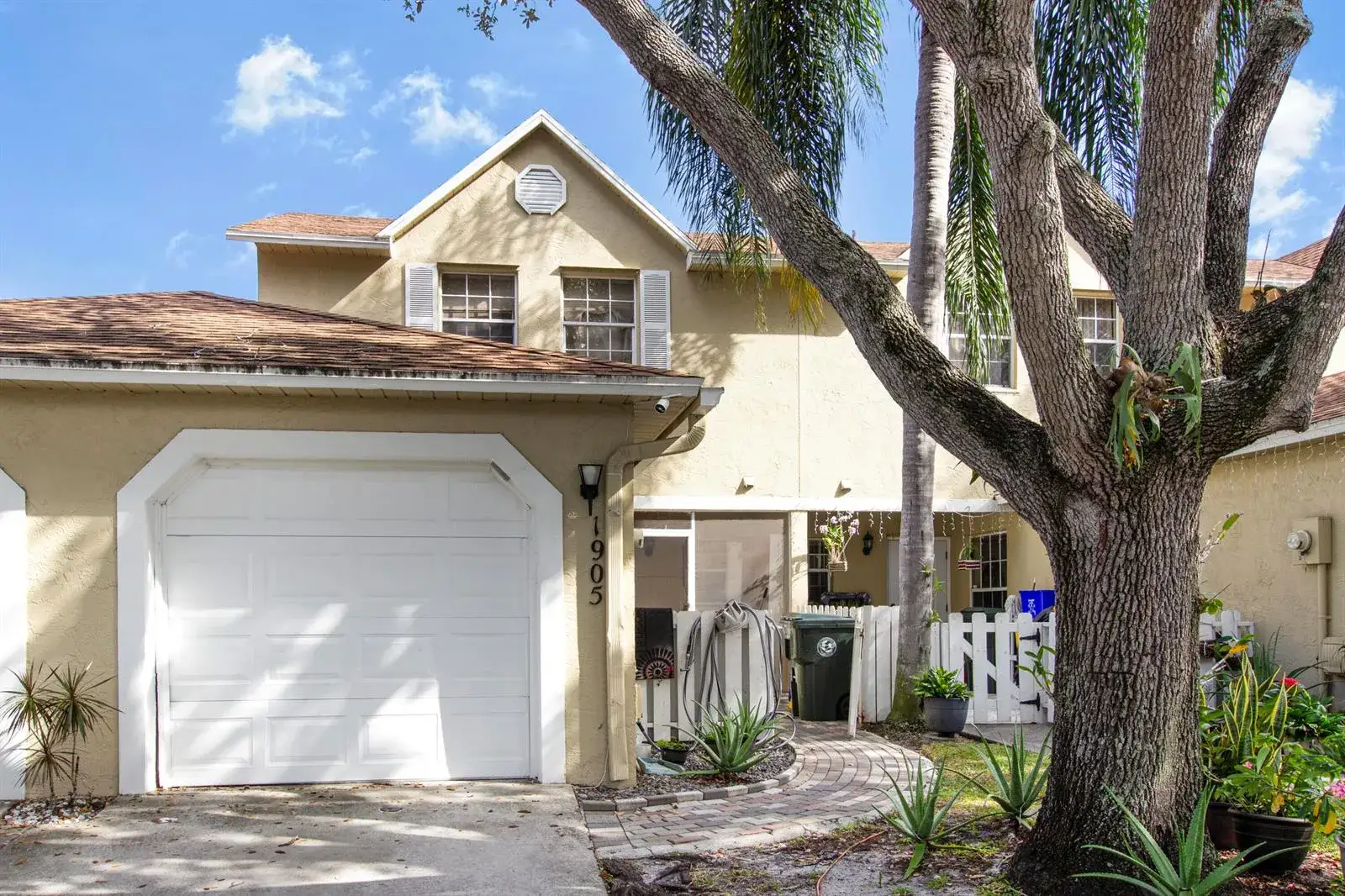 3 bedroom 2 bath Residential for sale at 1905 MAPLEWOOD Drive, FL 33415