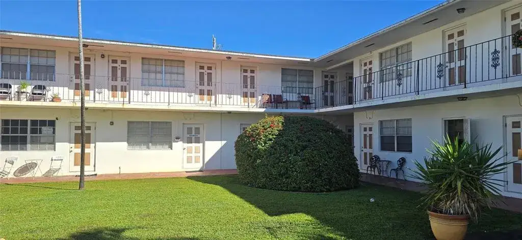 1 bedroom 1 bath Residential Lease for rent at 1825 CLEVELAND Street # 2, Hollywood FL 33020