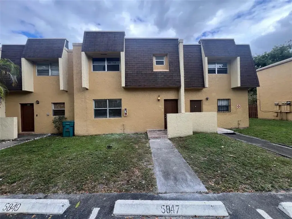 3 bedroom 2 bath Residential for sale at 5847 BLUEBERRY Court # 85, Lauderhill FL 33313