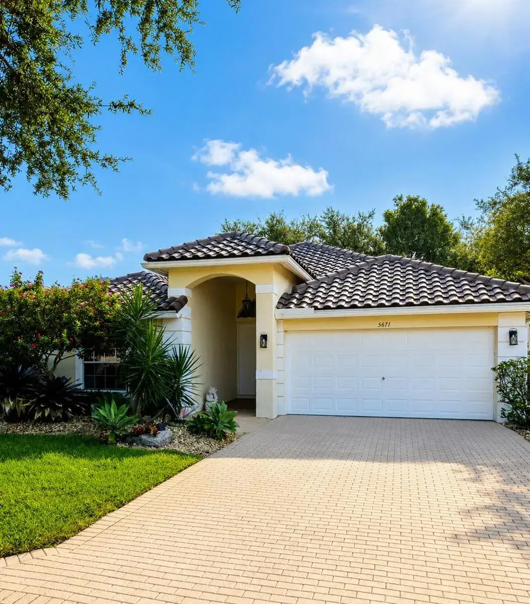 3 bedroom 2 bath Residential for sale at 5671 S FOUNTAINS Drive S, Lake Worth FL 33467