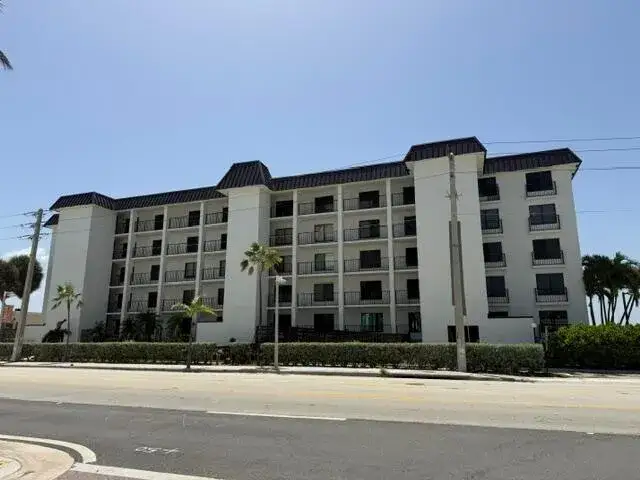 2 bedroom 2 bath Residential for sale at 3200 N OCEAN Drive # 104, Hollywood FL 33019