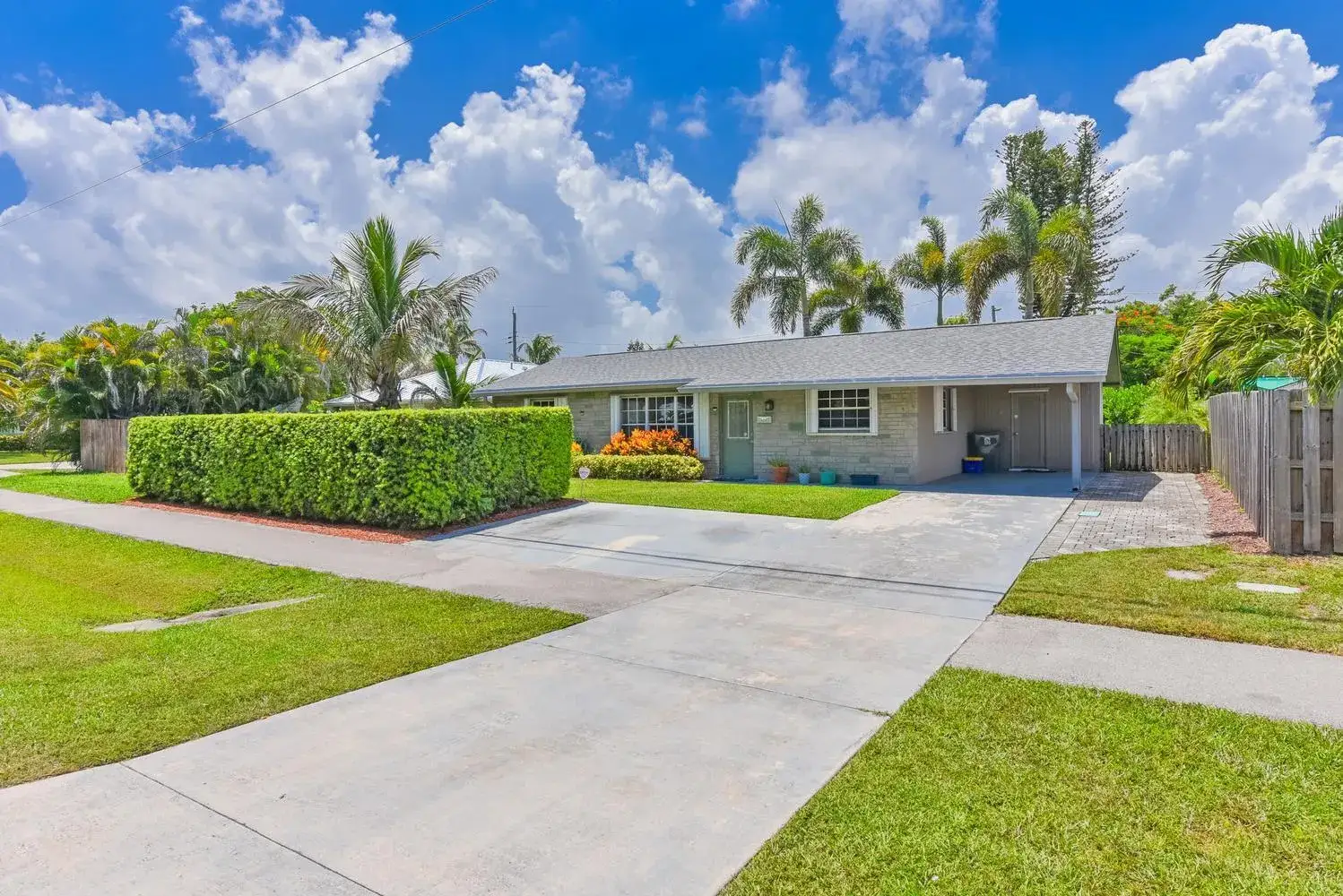 2 bath Residential for sale at 18625 LOXAHATCHEE RIVER Road, Jupiter FL 33458