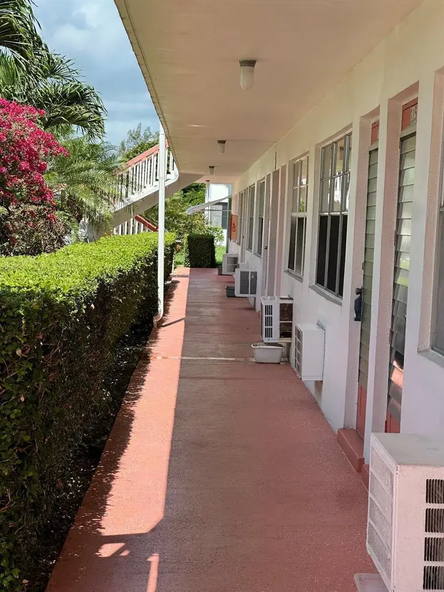 1 bedroom 1 bath Residential for sale at 120 WINDSOR F Unit F, West Palm Beach FL 33417