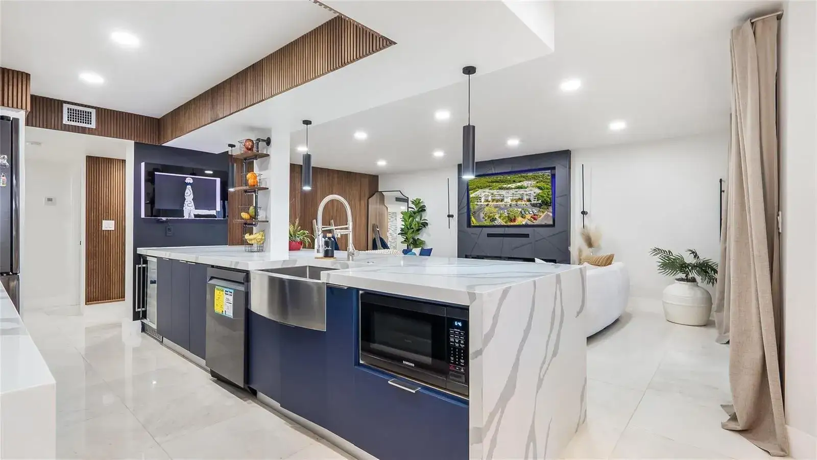 2 bedroom 2 bath Residential for sale at 1410 Sheridan Street # 7I, Hollywood FL 33020