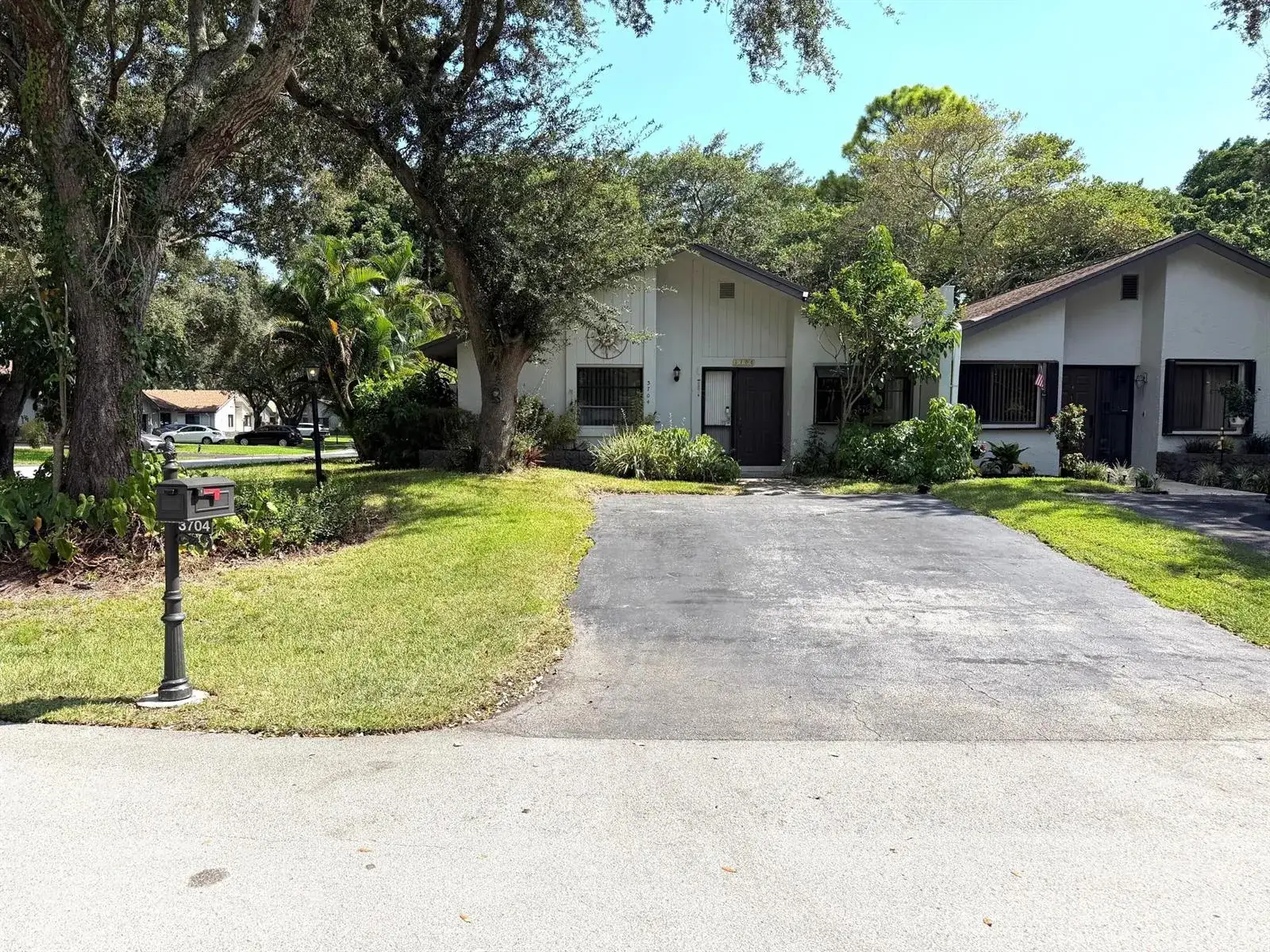 2 bedroom 2 bath Residential for sale at 3704 Arelia Drive N, Delray Beach FL 33445