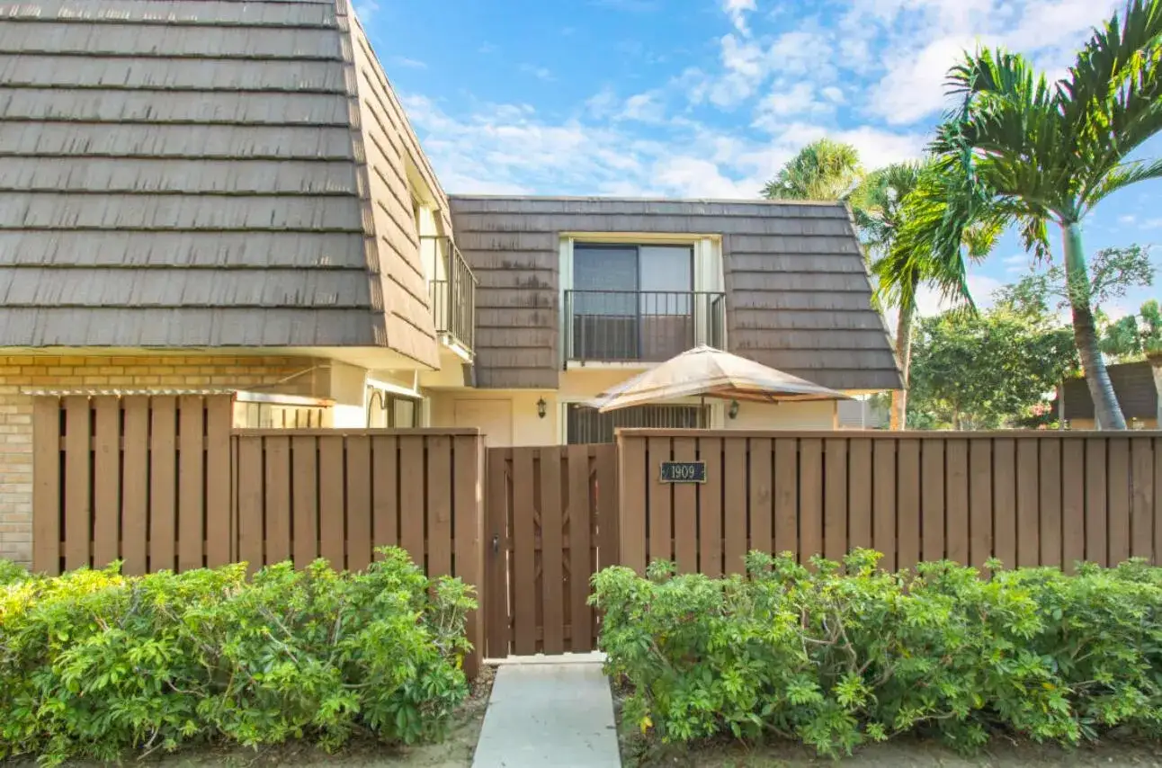 2 bedroom 2 bath Residential Lease for rent at 1909 19th Court # 33a, Jupiter FL 33477