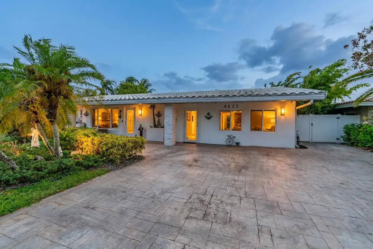3 bedroom 2 bath Residential for sale at 4221 NE 16th Avenue, Oakland Park FL 33334