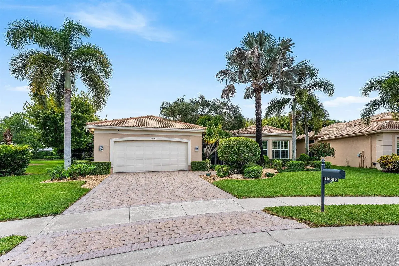 2 bedroom 2 bath Residential for sale at 10582 Whitewind Circle, Boynton Beach FL 33473