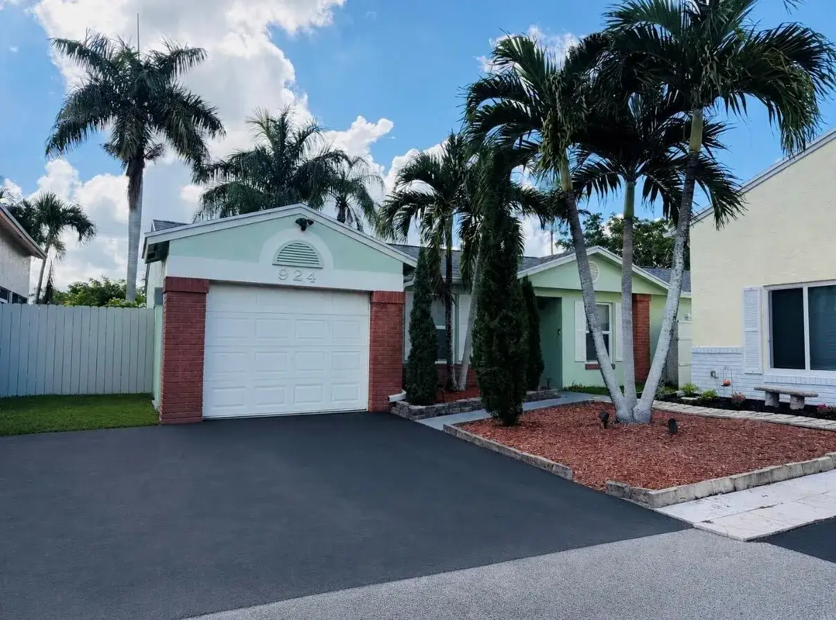 3 bedroom 2 bath Residential for sale at 924 CUMBERLAND Terrace, Davie FL 33325