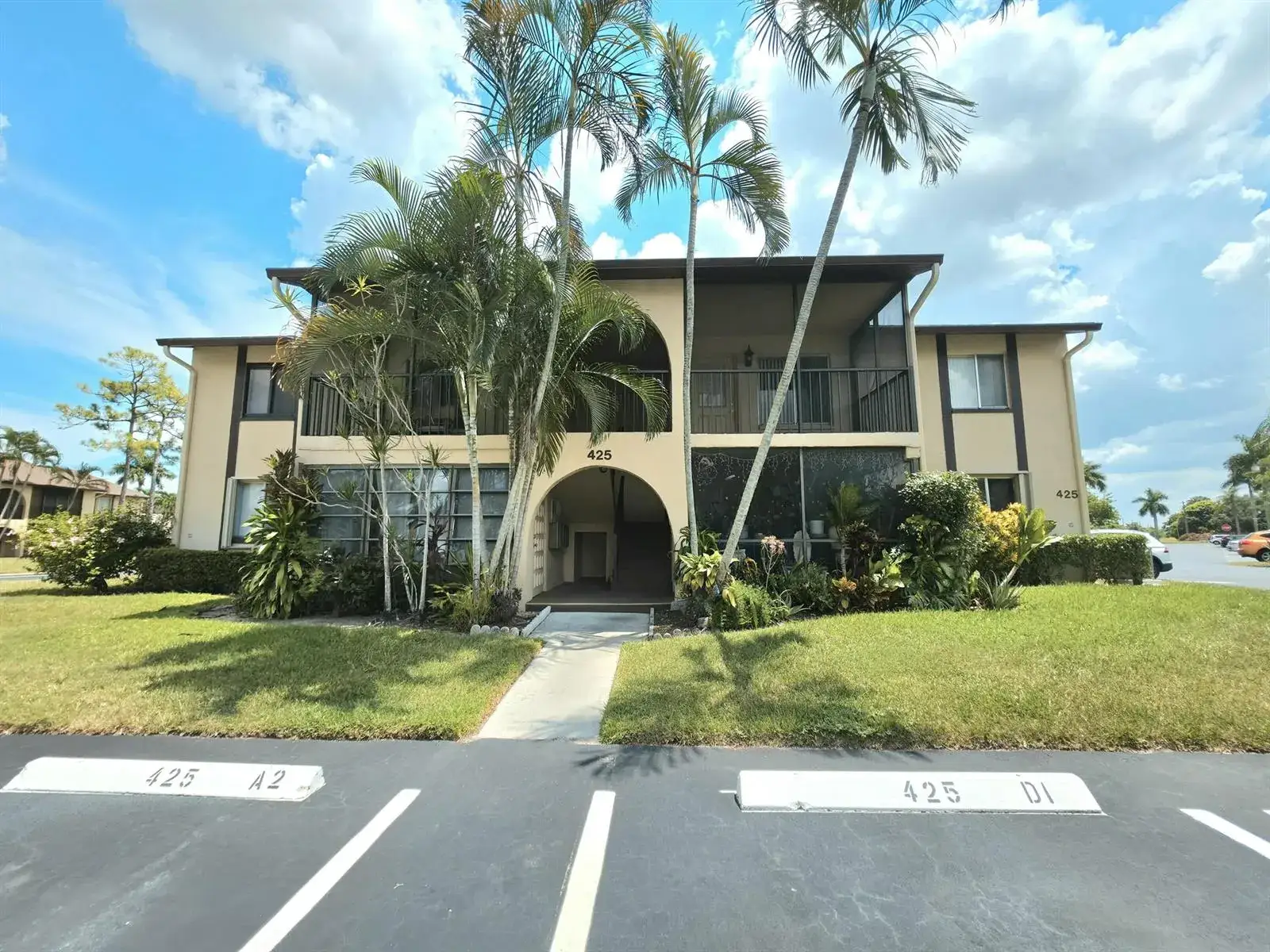 1 bedroom 1 bath Residential for sale at 425 Pine Glen lane Lane # 2, FL 33463