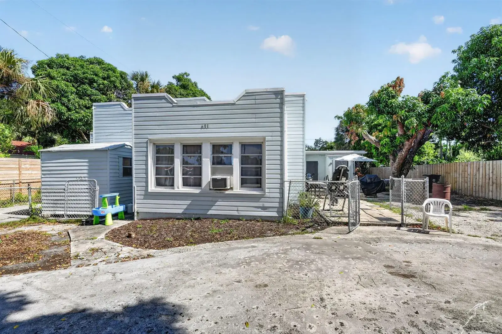 6 bedroom 2 bath Residential for sale at 633 Franklin Road, West Palm Beach FL 33405