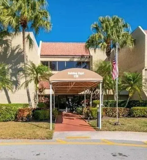2 bedroom 2 bath Residential for sale at 220 LAKEVIEW Drive # 103, Weston FL 33326