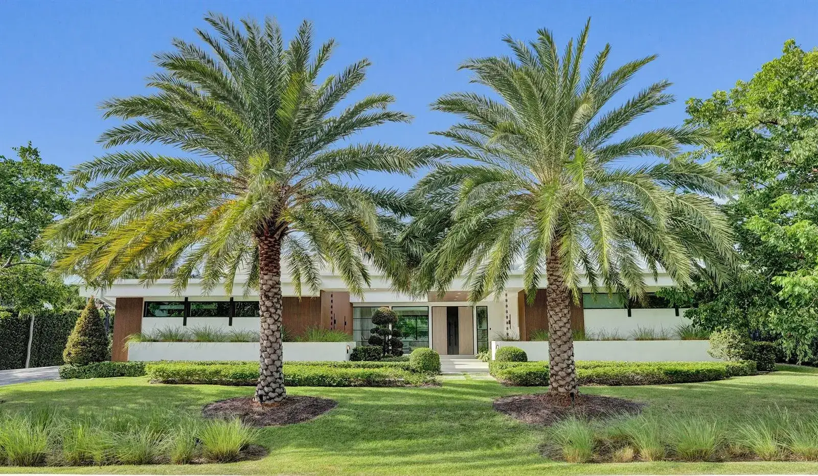 5 bedroom 4 bath Residential for sale at 7 Tahoe Lane, Sea Ranch Lakes FL 33308
