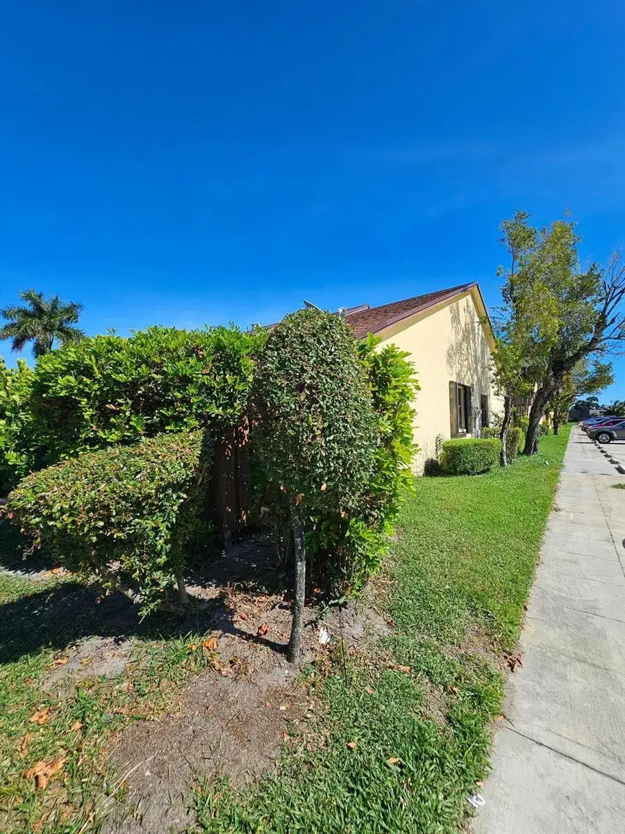 2 bedroom 2 bath Residential for sale at 491 Springdale Circle, Palm Springs FL 33461