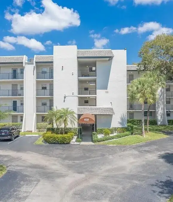 2 bedroom 2 bath Residential for sale at 9325 Lagoon Place, Davie FL 33324