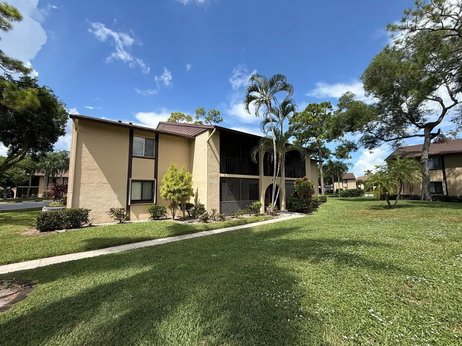 2 bedroom 1 bath Residential for sale at 418 PINE GLEN Lane # 2, FL 33463