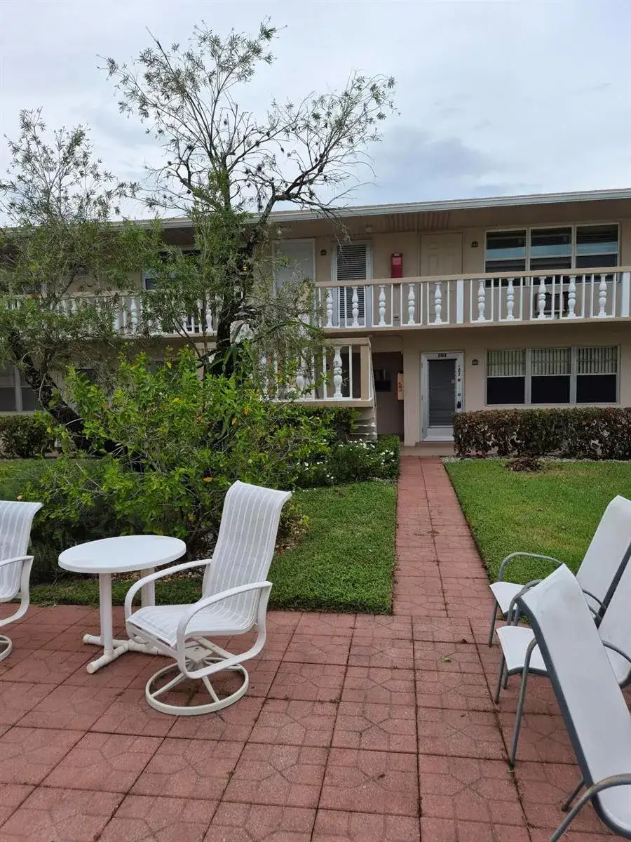 1 bedroom 1 bath Residential for sale at 214 Cambridge # I, West Palm Beach FL 33417
