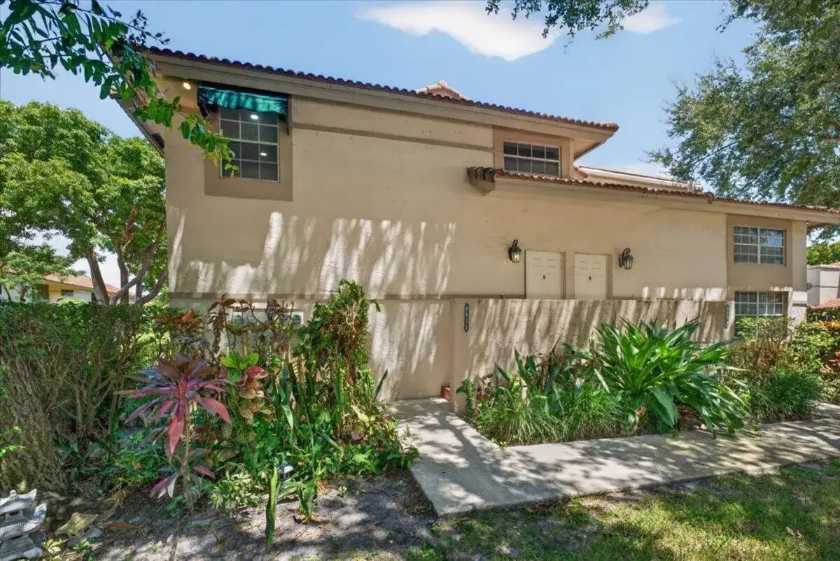 3 bedroom 2 bath Residential for sale at 6611 Via Regina, Boca Raton FL 33433
