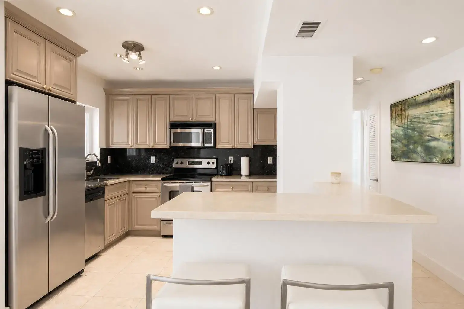 2 bedroom 2 bath Residential for sale at 100 Lincoln Road, Miami Beach FL 33139