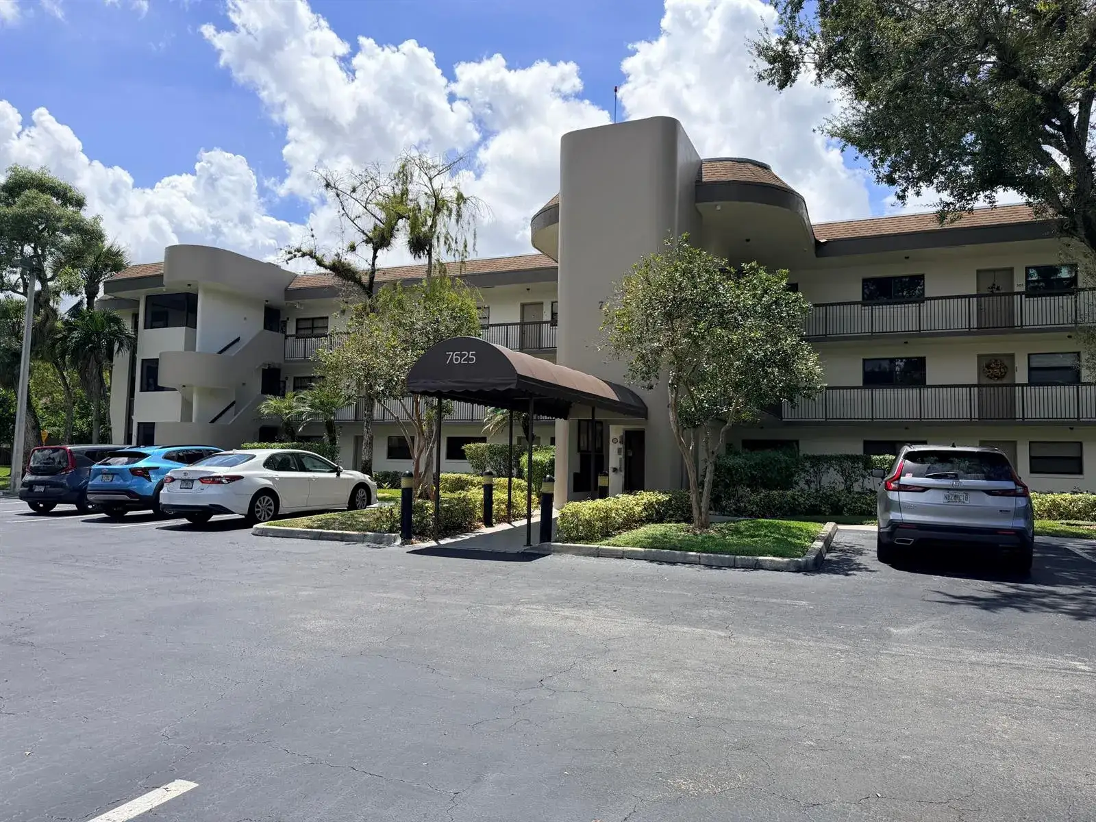 2 bedroom 2 bath Residential for sale at 7625 NW 79th Avenue Unit 107, Tamarac FL 33321