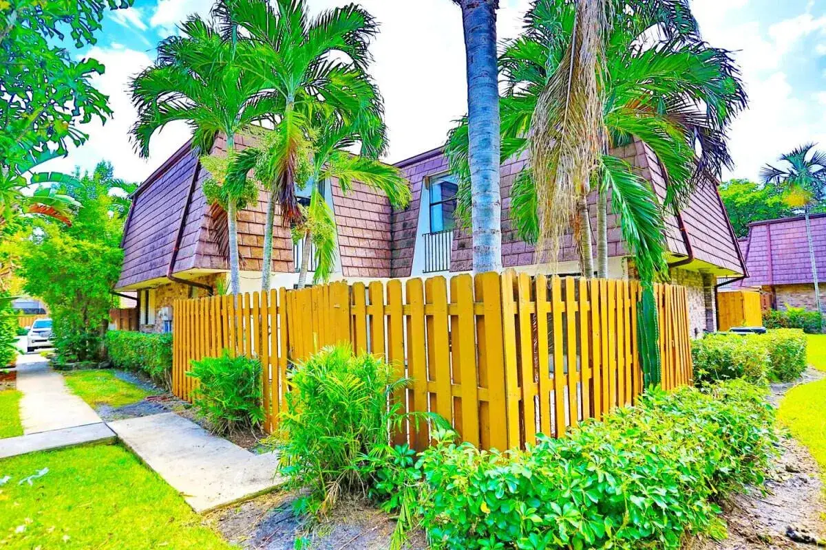 7531 Courtyard Run E, Boca Raton FL 33433