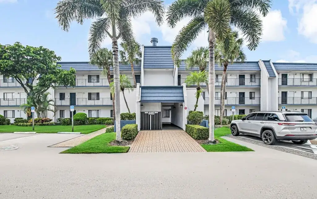 2 bedroom 2 bath Residential for sale at 4465 Luxemburg Court # 108, Lake Worth FL 33467