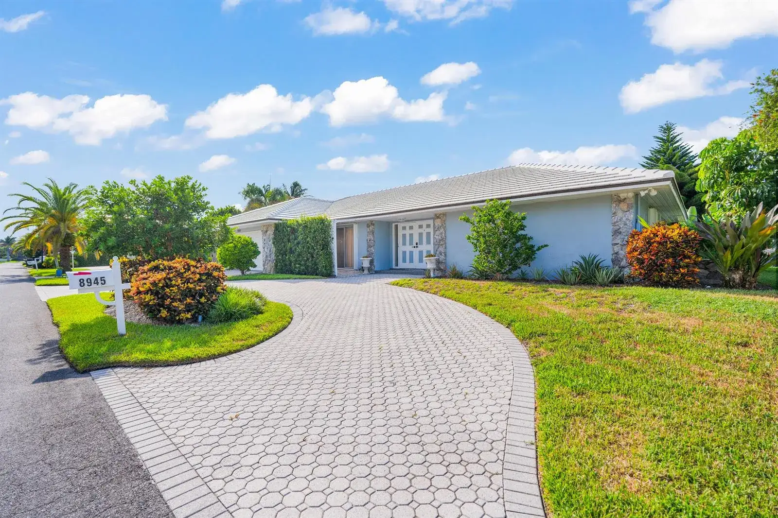 3 bedroom 2 bath Residential for sale at 8945 SE HARBOR ISLAND Way, Hobe Sound FL 33455