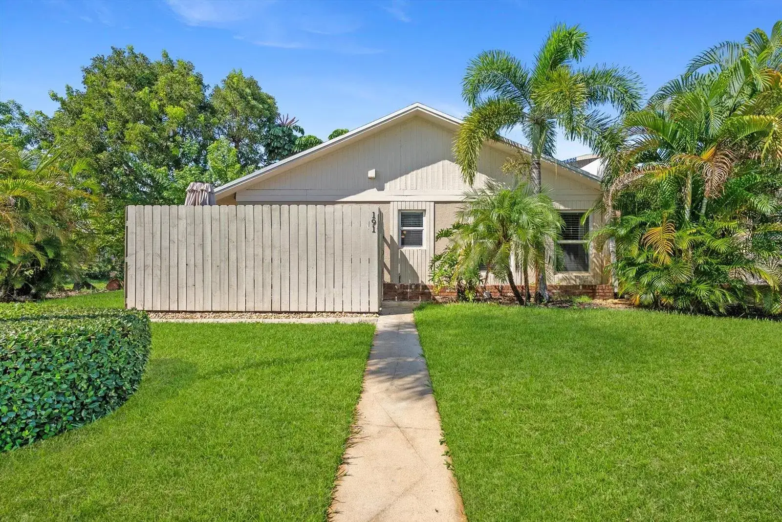 2 bedroom 2 bath Residential for sale at 191 SE 1st Circle, Boynton Beach FL 33435