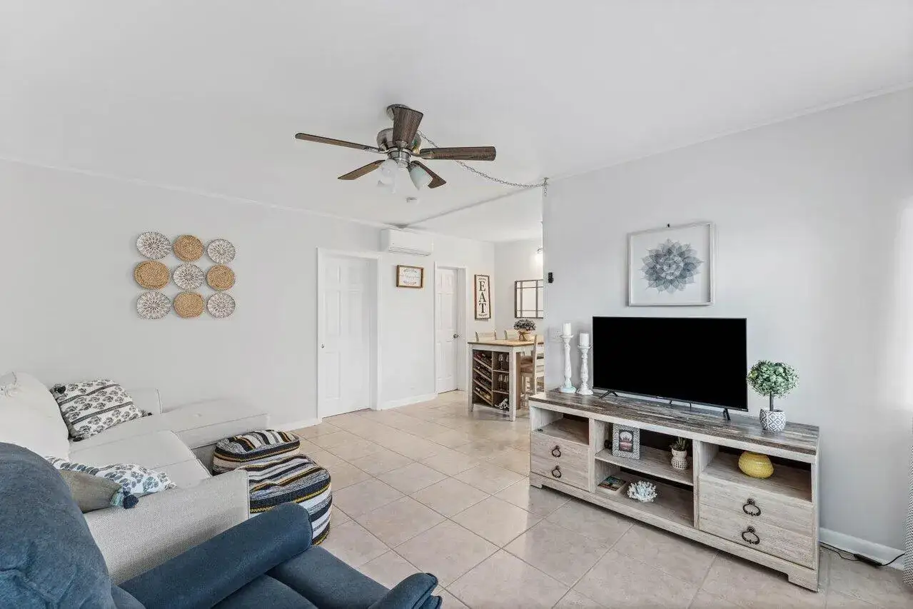 1 bedroom 1 bath Residential for sale at 11 SW 4th Avenue Unit 6, Boca Raton FL 33432