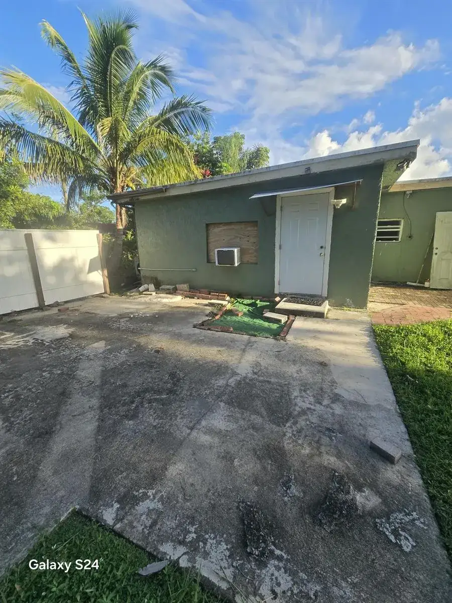 1 bedroom 1 bath Residential Lease for rent at 702 FLEMING Avenue, FL 33463