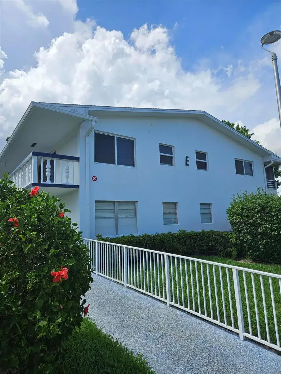 2 bedroom 1 bath Residential Lease for rent at 120 WESTBURY E # 120, Deerfield Beach FL 33442