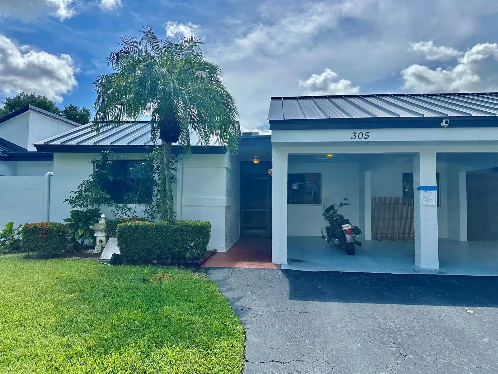 3 bedroom 2 bath Residential for sale at 305 Lakeside Court, Sunrise FL 33326