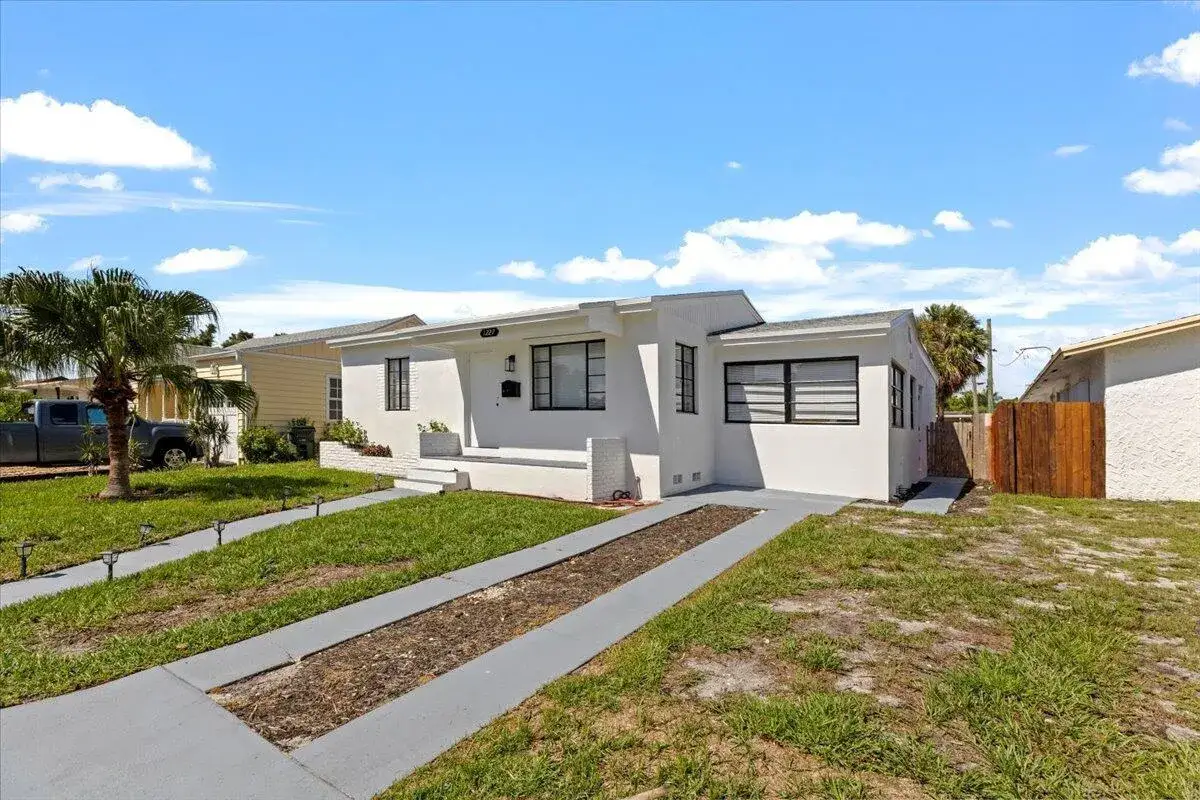 3 bedroom 2 bath Residential for sale at 1227 N OCEAN BREEZE, FL 33460