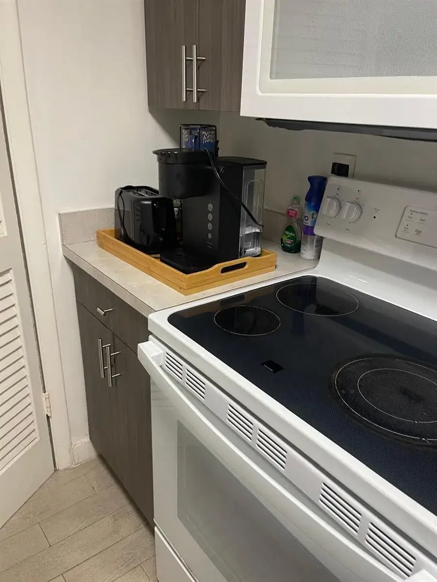 1 bedroom 1 bath Residential Lease for rent at 202 LUCERNE Avenue # 11, FL 33460
