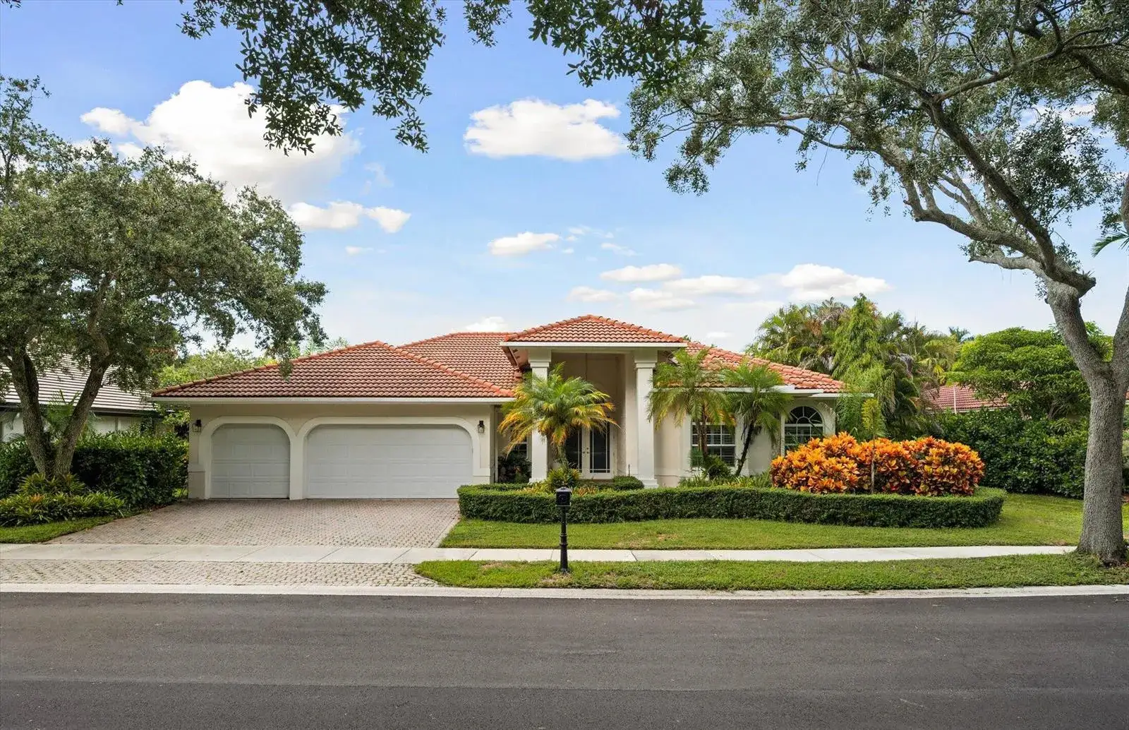 5 bedroom 3 bath Residential for sale at 2647 EDGEWATER Drive, Weston FL 33332