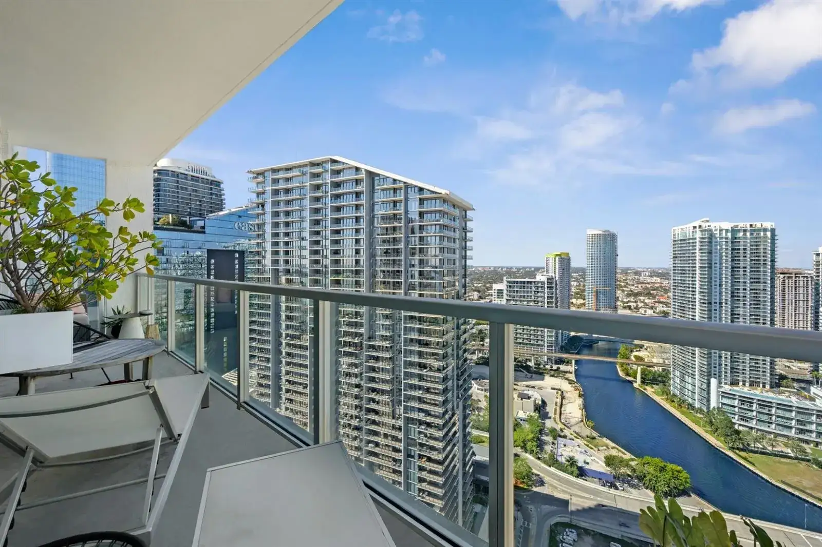 1 bedroom 1 bath Residential Lease for rent at 55 SE 6TH Street # 4300, Miami FL 33131