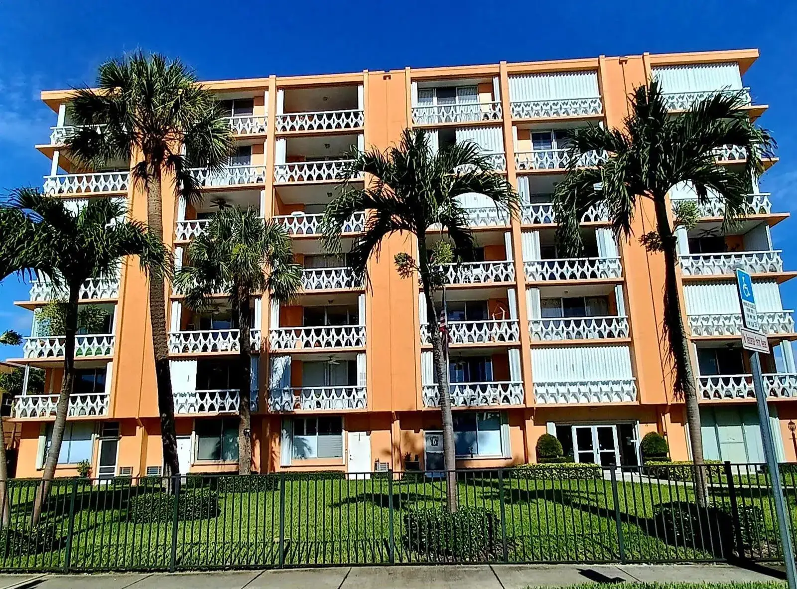 1 bedroom 1 bath Residential Lease for rent at 15 S Golfview Road # 504, FL 33460
