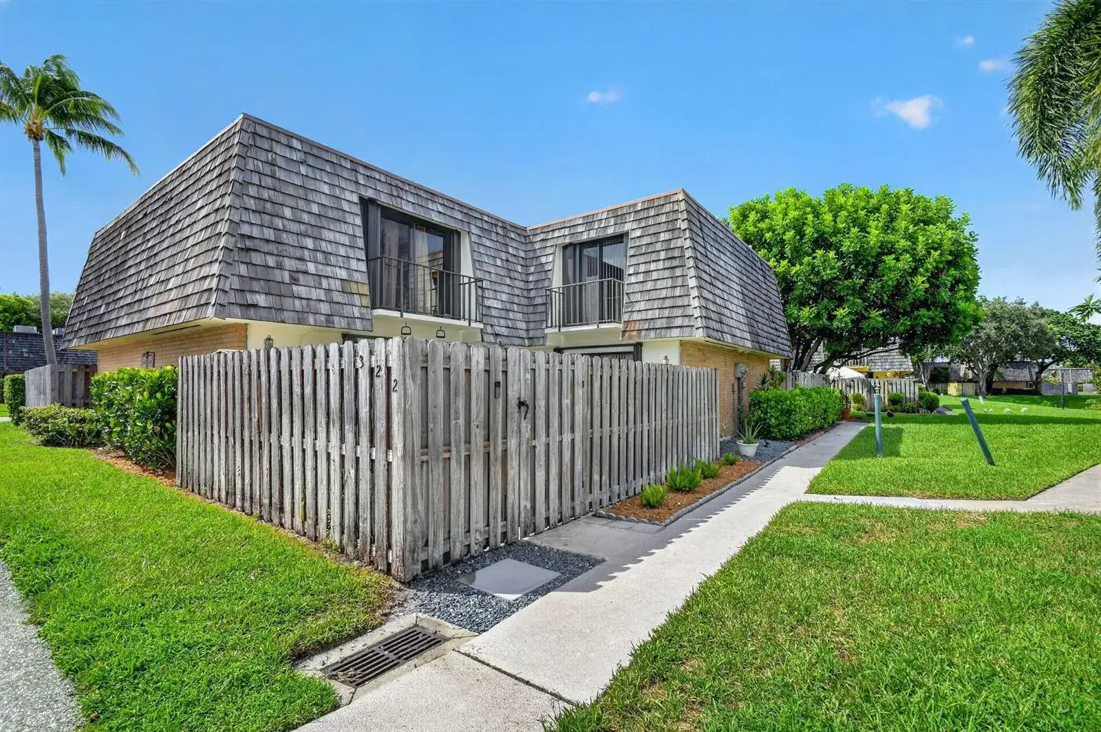 2 bedroom 2 bath Residential for sale at 322 Lake Arbor Drive, Palm Springs FL 33461