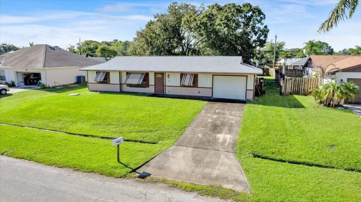2 bedroom 2 bath Residential for sale at 412 SE Dalva Avenue, Port St. Lucie FL 34984