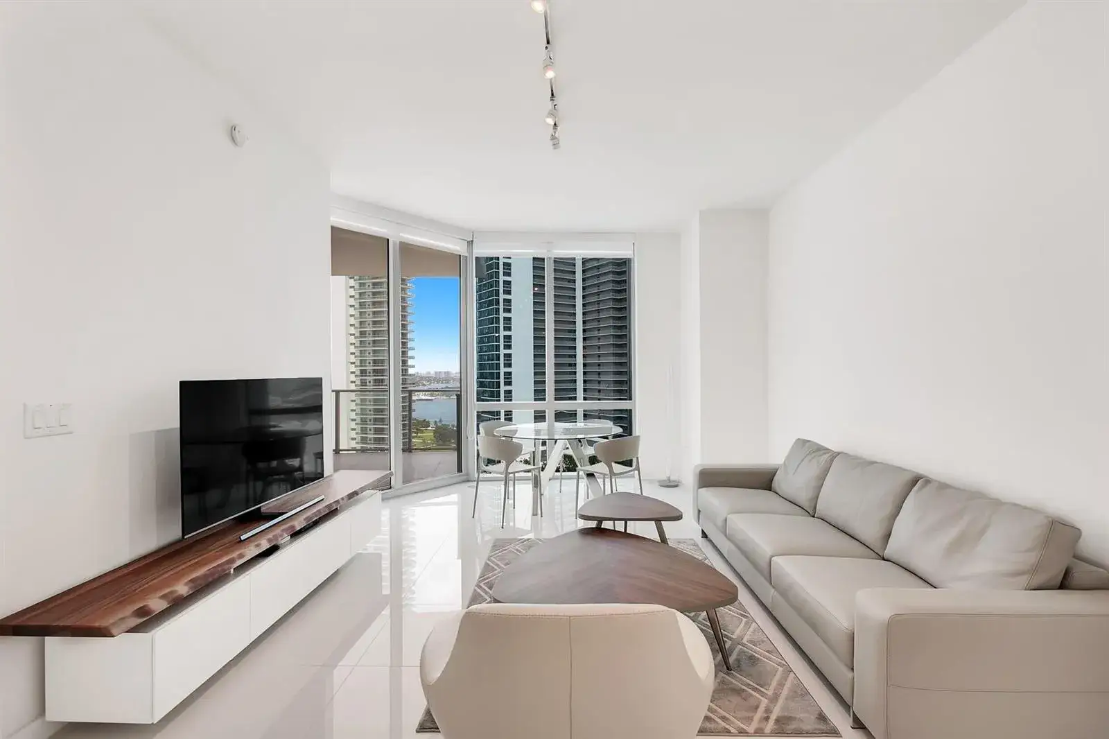 1 bedroom 2 bath Residential for sale at 851 NE 1ST Avenue # 2005, Miami FL 33132