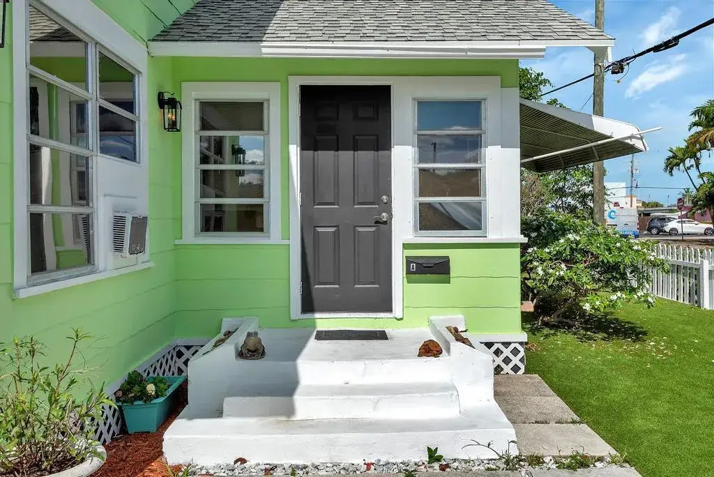 2 bedroom 3 bath Residential for sale at 713 10th Avenue N, FL 33460