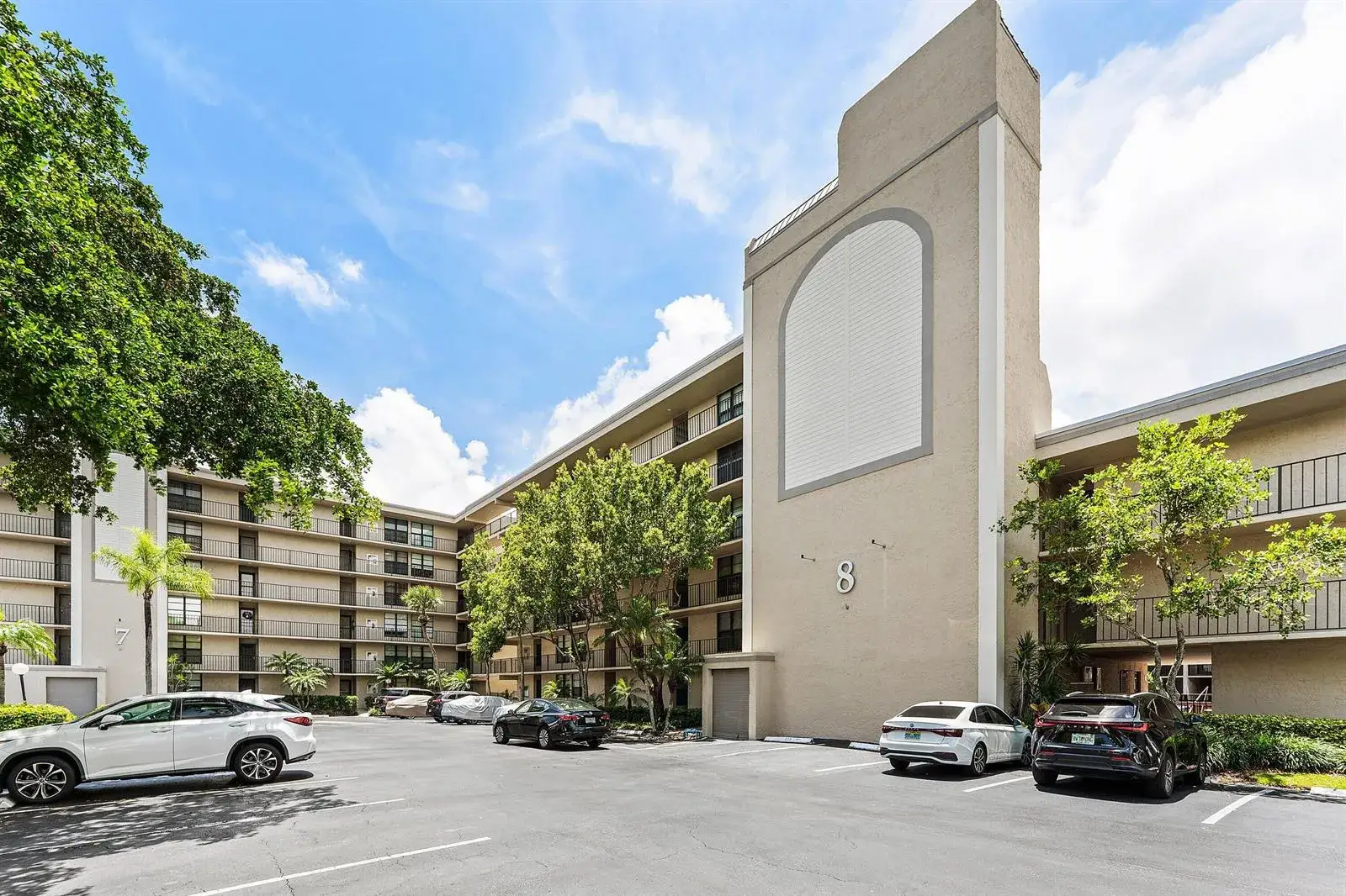 2 bedroom 2 bath Residential for sale at 8 N ROYAL PALM Way # 6040, Boca Raton FL 33432
