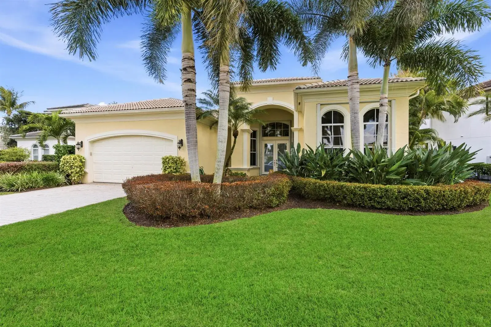 3 bedroom 3 bath Residential for sale at 401 VIA PLACITA, Palm Beach Gardens FL 33418
