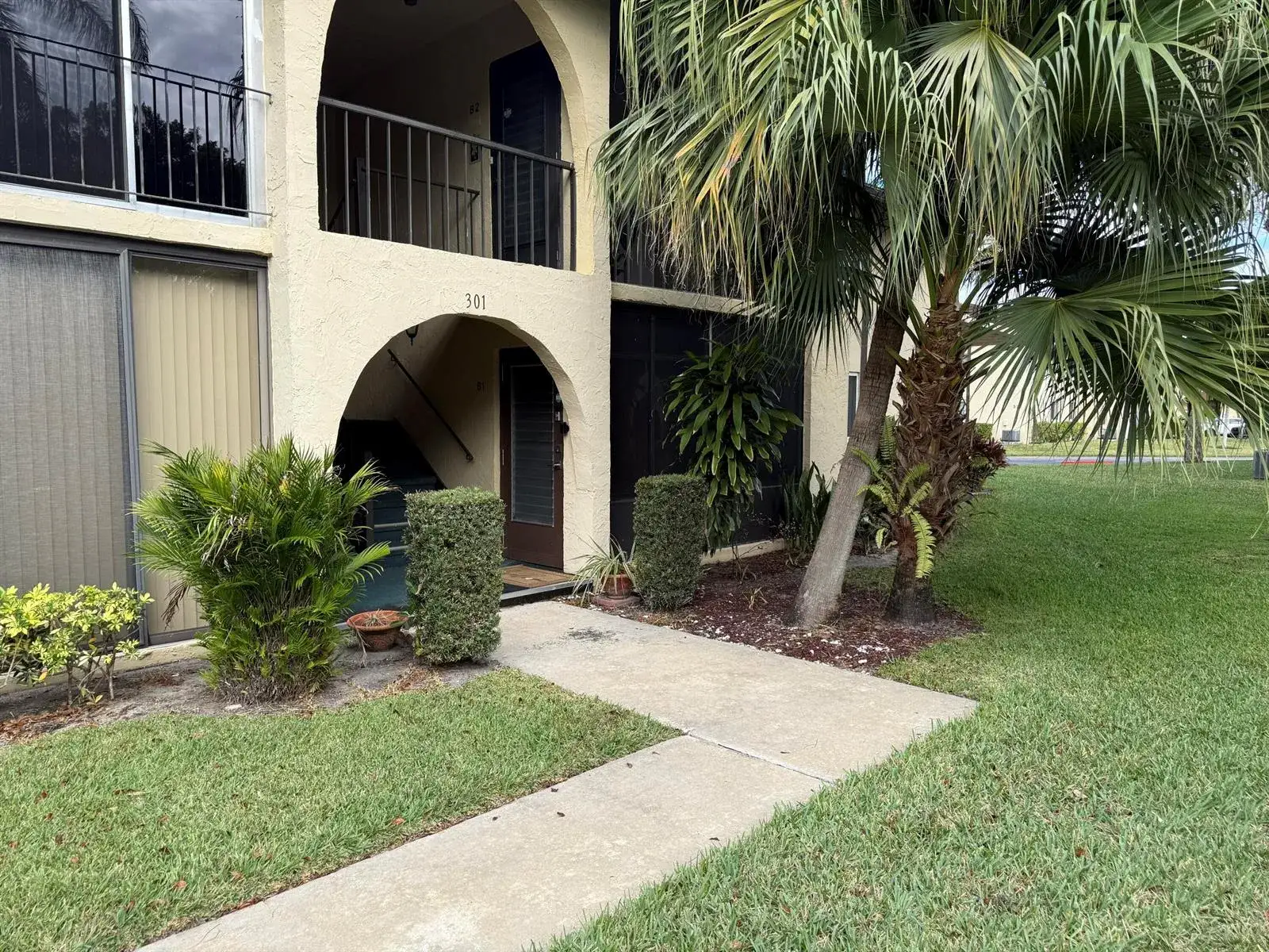 2 bedroom 1 bath Residential for sale at 301 PINE RIDGE Circle # 1, FL 33463