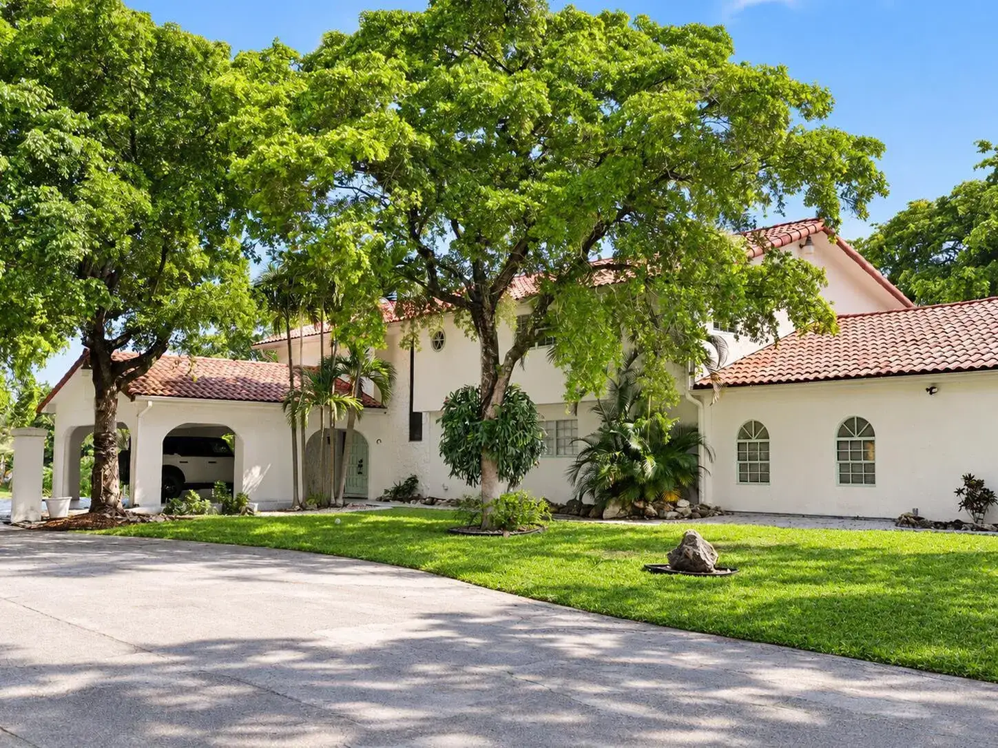 5 bedroom 4 bath Residential for sale at 2614 Amherst Lane, FL 33460