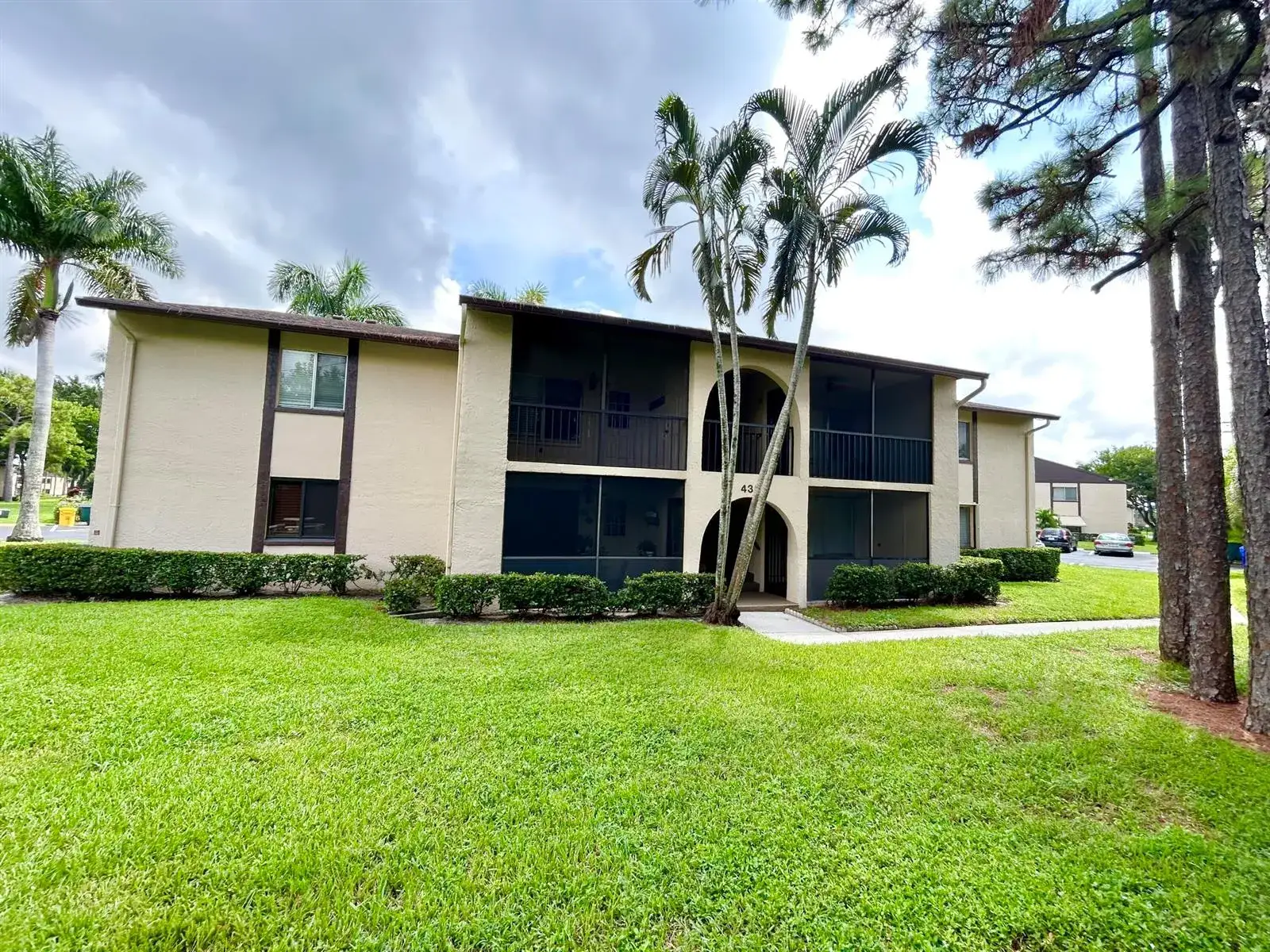 2 bedroom 1 bath Residential for sale at 435 Pine Glen Lane # 2, FL 33463