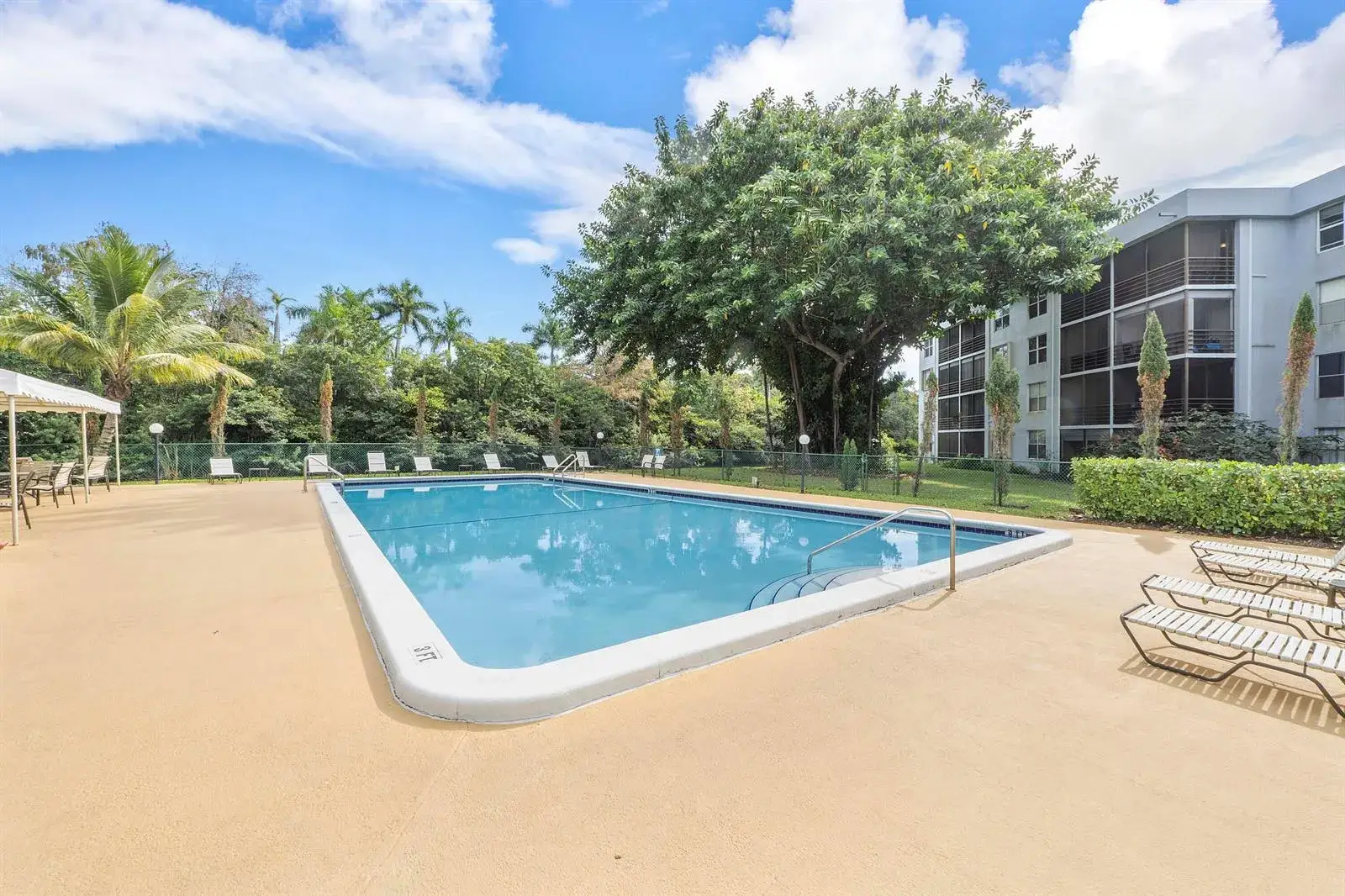 113 ROYAL PARK Drive # 1H, Oakland Park FL 33309