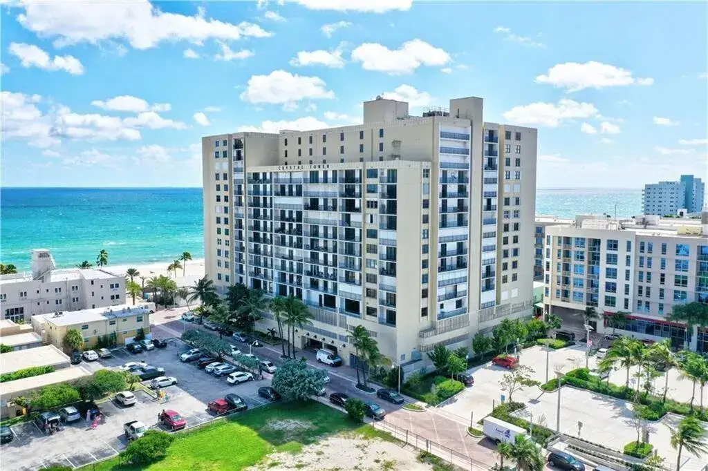 1 bedroom 1 bath Residential for sale at 322 BUCHANAN Street # 809, Hollywood FL 33019