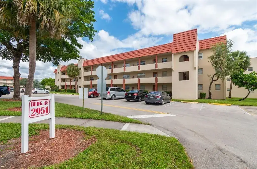 2 bedroom 2 bath Residential for sale at 2951 Sunrise Lakes Drive E, Sunrise FL 33322