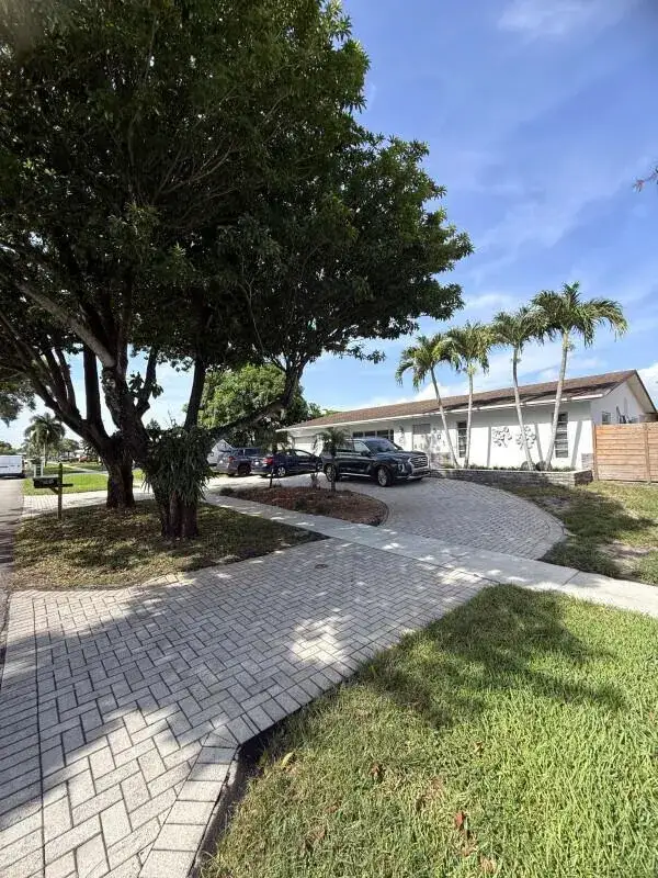 501 NW 98th Avenue, Pembroke Pines FL 33024
